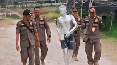 Manusia Silver di Traffic Light Perempatan Jembatan Sosrodilogo Bojonegoro, di Gelandang Satpol PP