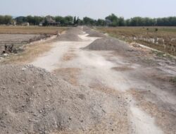 Matreal Basecourse Rekontruksi Jalan Sarirejo Balen, Sudah Seminggu Penuhi Badan Jalan