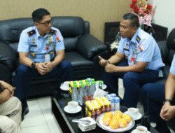 Danlanud Sultan Hasanuddin Berikan Kejutan Kepada Kepala General Manager PT. Angkasa Pura Indonesia Bandara Sultan Hasanuddin