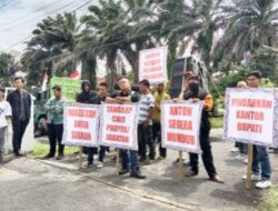 Terekam Demo Pemakzulan Bupati Simalungun,Simbol Negara Dihina,Massa Dihadang Preman, Purba Blankon: “Stop Kriminalisasi Aktivis