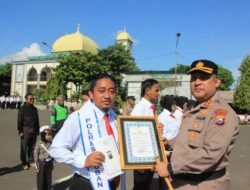 Kapolres Tuban AKBP. Kornelius Berikan Penghargaan Kepada Anggota Yang Berprestasi