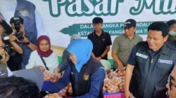 Bupati Sidoarjo Dampingi Gubernur Jatim Gelar Pasar Murah di Krian untuk Perluas Jangkauan Masyarakat Beli Sembako