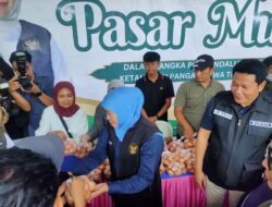 Bupati Sidoarjo Dampingi Gubernur Jatim Gelar Pasar Murah di Krian untuk Perluas Jangkauan Masyarakat Beli Sembako