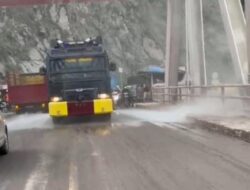 Polres Lumajang Kerahkan Mobil AWC, Bersihkan Sisa Lumpur APG Semeru di Jembatan Besuk Koboan