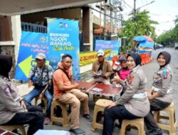 Ditlantas Polda Jatim Ngopi Bareng Warga Sosialisasi Tertib Lalin di Operasi Zebra Semeru