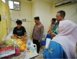 Kapolri Listyo Sigit Kunjungi Korban Ledakan SMAN 72 di RSI Cempaka Putih