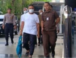 Kena OTT KPK, Gubernur Riau Abdul Wahid Pakai Kaos Oblong dan Sembunyikan Wajah di Balik Masker