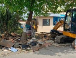 Satpol PP Depok Bongkar Puluhan Bangunan Liar di Kali Licin, 4 Krat Miras Diamankan