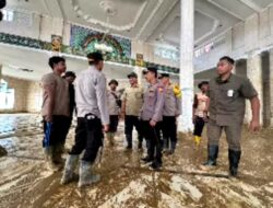Kapolri Tinjau Pembersihan SD dan Masjid Terdampak Bencana di Aceh Tamiang