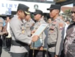 Polres Lamongan Gelar Upacara Pemberian Penghargaan Kepada Personel Berprestasi Dan Masyarakat Yang Telah Membantu Tugas Polri