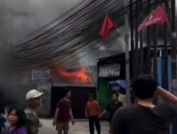 Bukan Sambal Ijo yang Panas, Tapi Api! Rumah Makan Padang di Depok Terbakar Hebat