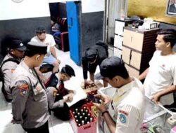 Sat Samapta Polres Lamongan & Polsek Sukodadi Grebek 5 Kafe! Puluhan Botol Miras Disita Jelang Nataru