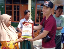 Pengusaha Tambak Udang UMKM Resa Bagikan Beras kepada Masyarakat Asembakor Probolinggo