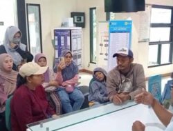 Warga Desa Saringembat, Ibu ibu Geruduk ke Kantor PLN ULP JatirogoMeminta penjelasan Adanya Pungutan liar. 