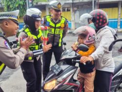 Hari Kesepuluh Operasi Keselamatan Semeru Polres Lumajang Beri Hadiah Pengendara Tertib