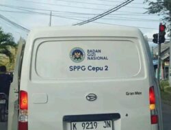 Terekam kamera warga, mobil SPPG diduga membuang sampah sembarangan