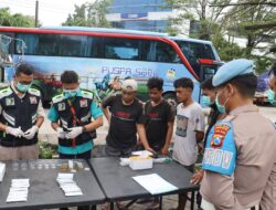 Polres Pelabuhan Tanjungperak Test Urine Sopir Truk dan Bus Jelang Mudik Lebaran